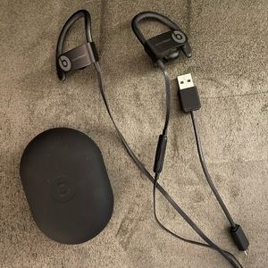 Wireless Beats Earphones. Comes with case and usb charger. Works perfectly!